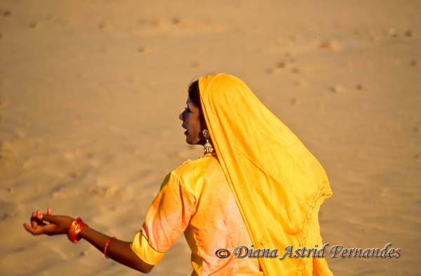 India-desert-girl-dancer-Rajasthan